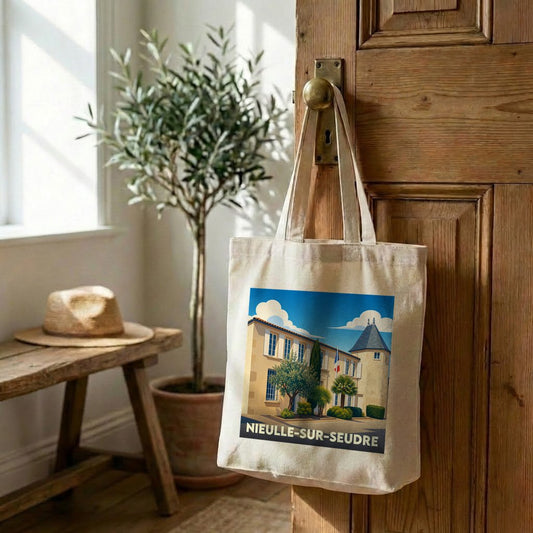 Tote bag souvenir de la ville de Nieulle-sur-Seudre avec une illustration stylisée d'un bâtiment historique.