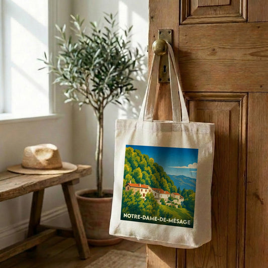 Tote bag souvenir de la ville de Notre-Dame-de-Mésage avec une illustration stylisée d'un village de montagne.
