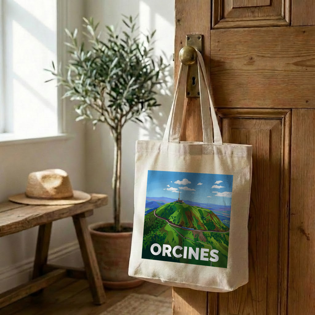Tote bag souvenir de la ville d'Orcines avec une illustration graphique et colorée.