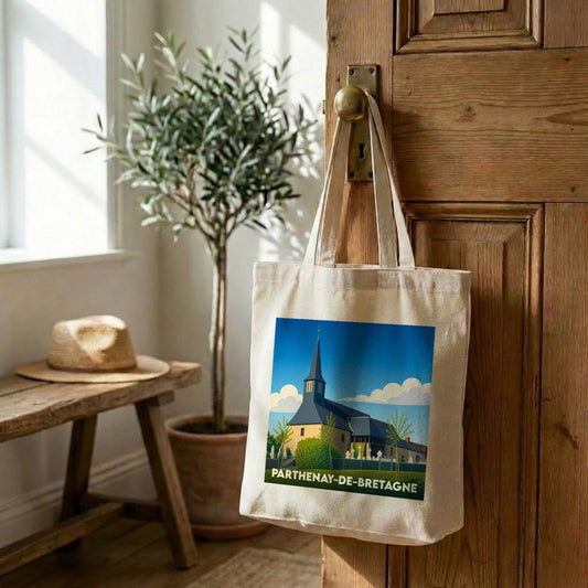 Tote bag souvenir de la ville de Parthenay-de-Bretagne avec une illustration stylisée de son église.