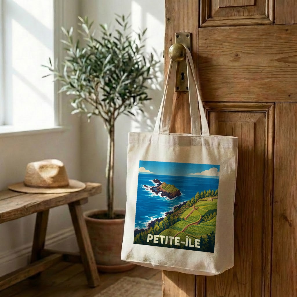 Tote bag souvenir de la ville de Petite-Île avec une illustration stylisée d'un paysage côtier.