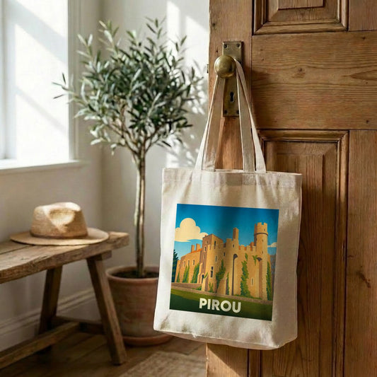 Tote bag souvenir de la ville de Pirou avec une illustration stylisée de son château.