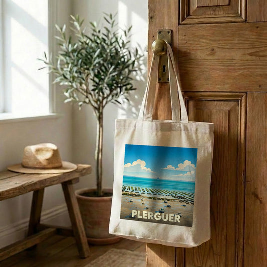 Tote bag souvenir de la ville de Plerguer avec une illustration stylisée de son paysage côtier.