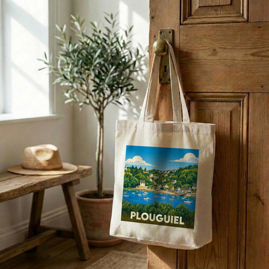 Tote bag souvenir de la ville de Plouguiel avec une illustration stylisée d'un paysage côtier.
