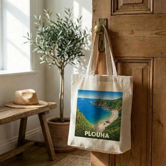 Tote bag souvenir de la ville de Plouha avec une illustration stylisée d'une crique bretonne.