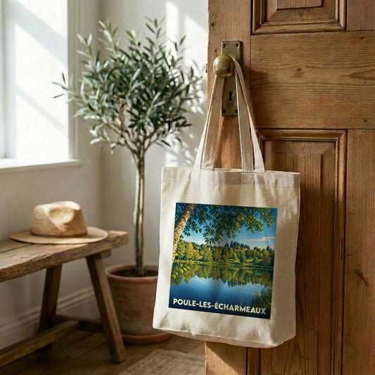 Tote bag souvenir de la ville de Poule-les-Écharmeaux avec une illustration stylisée de paysage.