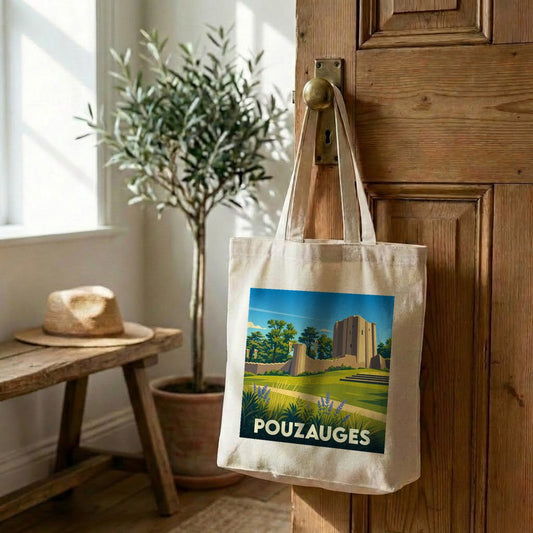 Tote bag souvenir de la ville de Pouzauges avec une illustration stylisée de son château.