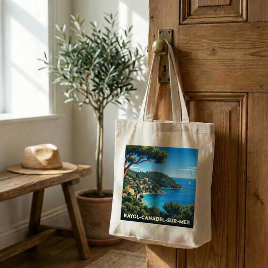 Tote bag souvenir de la ville de Rayol-Canadel-sur-Mer avec une illustration stylisée de son littoral.