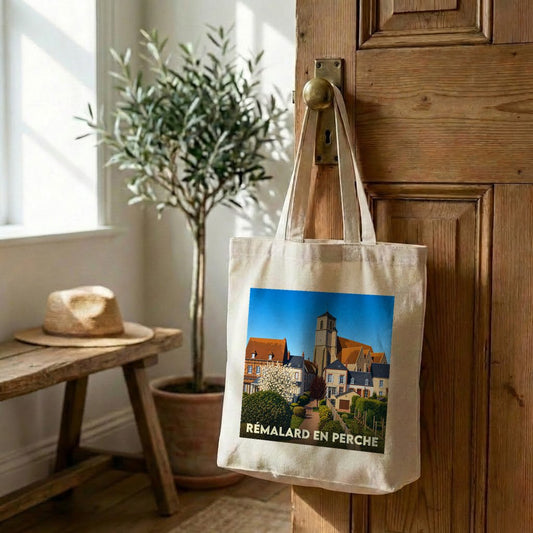 Tote bag souvenir de la ville de Rémalard en Perche avec une illustration stylisée.