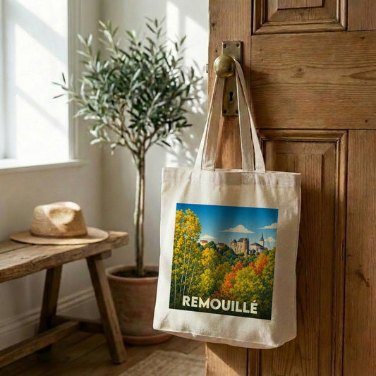 Tote bag souvenir de la ville de Remouillé avec une illustration automnale stylisée.