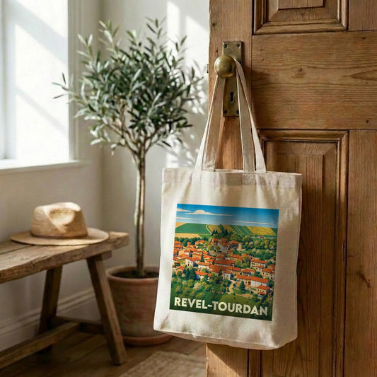 Tote bag souvenir de la ville de Revel-Tourdan avec une illustration stylisée de son paysage urbain.