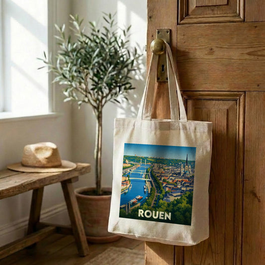 Tote bag souvenir de la ville de Rouen avec une illustration panoramique stylisée.