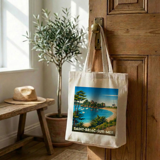 Tote bag souvenir de la ville de Saint-Briac-sur-Mer avec une illustration stylisée d'un paysage côtier breton.