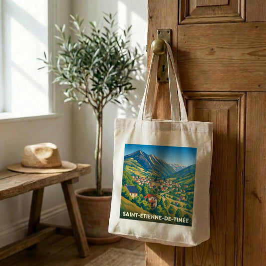 Tote bag souvenir de Saint-Étienne-de-Tinée avec une illustration stylisée d'un village de montagne.