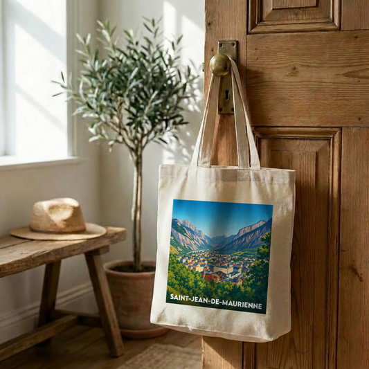 Tote bag souvenir de la ville de Saint-Jean-de-Maurienne avec une illustration stylisée de la vallée.