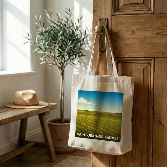 Tote bag souvenir de la ville de Saint-Jean-de-Sauves avec une illustration stylisée d'un paysage rural.