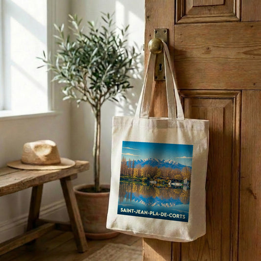 Tote bag souvenir de la ville de Saint-Jean-Pla-de-Corts avec une illustration paysagère stylisée.