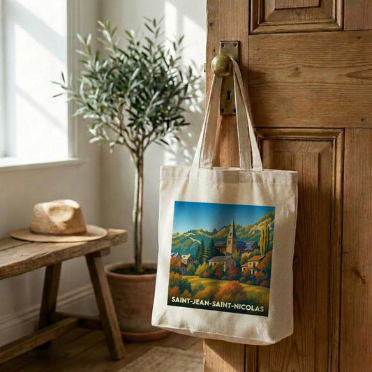 Tote bag souvenir de la ville de Saint-Jean-Saint-Nicolas avec une illustration stylisée de son paysage vallonné.
