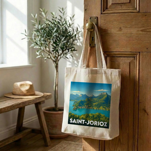 Tote bag souvenir de la ville de Saint-Jorioz orné d'une illustration stylisée de son lac et de ses montagnes.