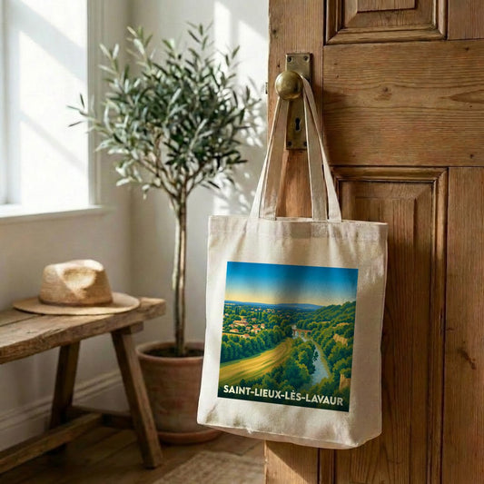 Tote bag souvenir de la ville de Saint-Lieux-lès-Lavaur avec une illustration de paysage vallonné.