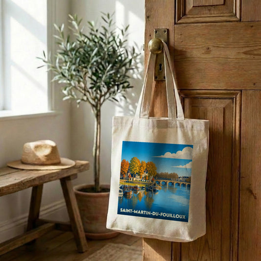 Tote bag souvenir de la ville de Saint-Martin-du-Fouilloux avec une illustration stylisée.