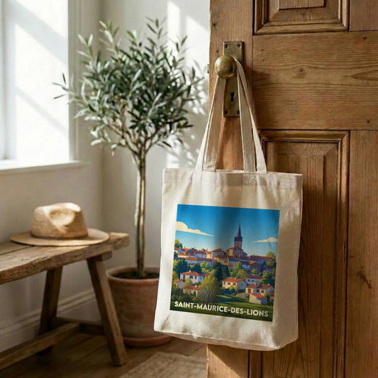 Tote bag souvenir de la ville de Saint-Maurice-des-Lions avec une illustration stylisée d'un paysage de village.