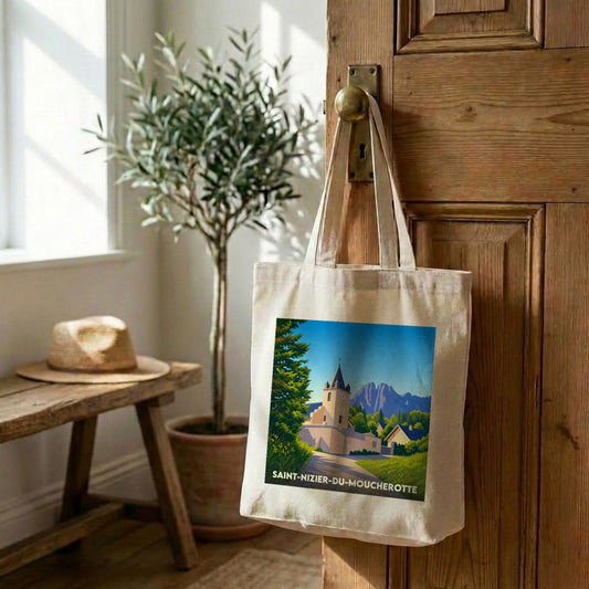 Tote bag souvenir de Saint-Nizier-du-Moucherotte avec une illustration stylisée de son église et des montagnes.