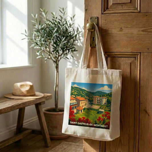 Tote bag souvenir de la ville de Saint-Sauveur-de-Montagut avec une illustration de paysage colorée.