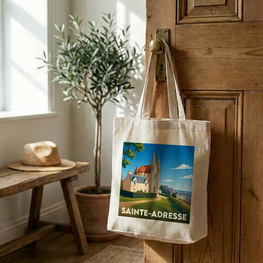 Tote bag souvenir de la ville de Sainte-Adresse avec une illustration stylisée d'une église et de maisons.
