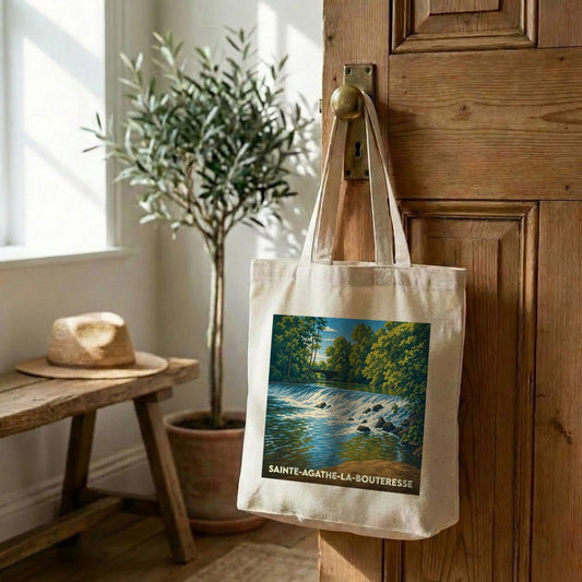 Tote bag souvenir de la ville de Sainte-Agathe-la-Bouteresse avec une illustration stylisée d'un paysage de rivière.