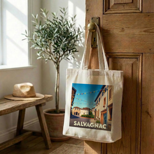 Tote bag souvenir de la ville de Salvagnac avec une illustration colorée et stylisée de ses rues.