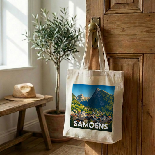 Tote bag souvenir de la ville de Samoëns avec une illustration stylisée de son paysage alpin.