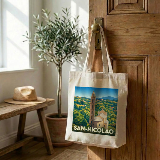 Tote bag souvenir de la ville de San-Nicolao avec une illustration stylisée d'un clocher et de paysages vallonnés.