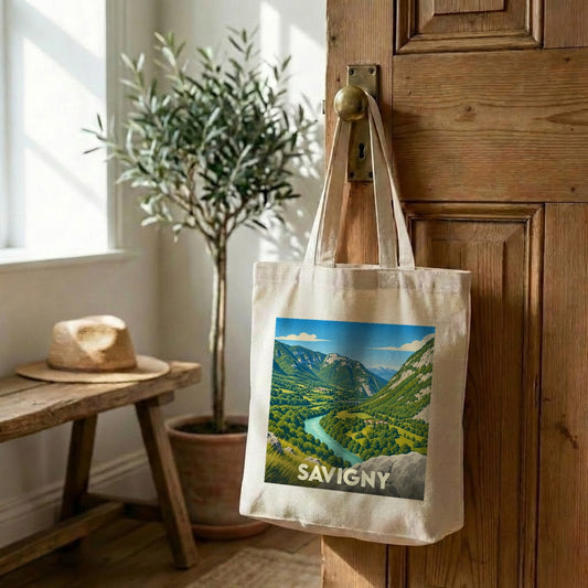 Tote bag souvenir de la ville de Savigny avec une illustration stylisée de paysages montagneux.