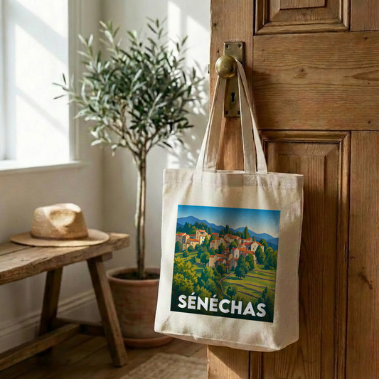 Tote bag souvenir de la ville de Sénéchas avec une illustration stylisée de son paysage.