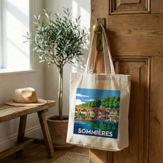Tote bag souvenir de la ville de Sommières avec une illustration stylisée.