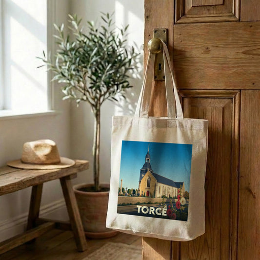 Tote bag souvenir de la ville de Torcé avec une illustration stylisée de son église.