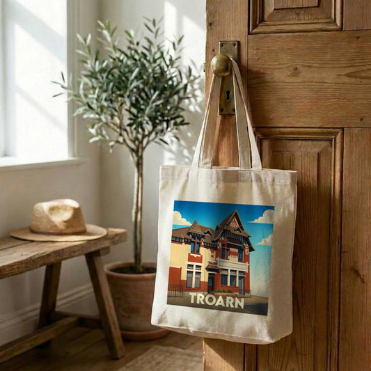 Tote bag souvenir de la ville de Troarn avec une illustration stylisée d'une bâtisse normande.