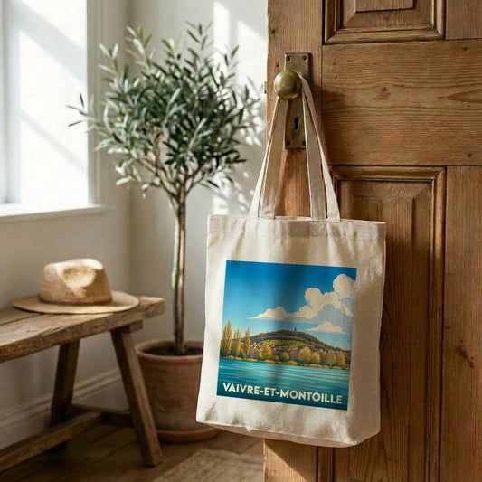 Tote bag souvenir de la ville de Vaivre-et-Montoille avec une illustration stylisée de son lac et de ses collines.