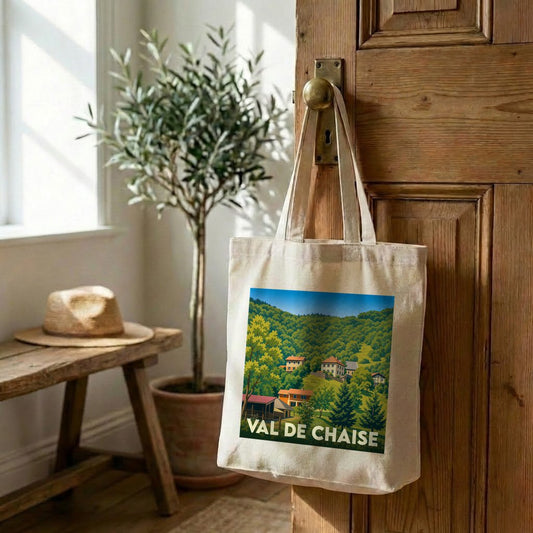 Tote bag souvenir de la commune de Val de Chaise orné d'une illustration paysagère stylisée.