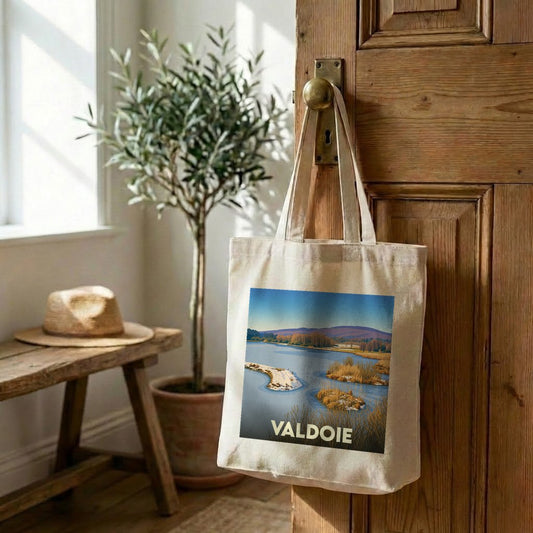Tote bag souvenir de la ville de Valdoie avec une illustration stylisée d'un paysage lacustre.
