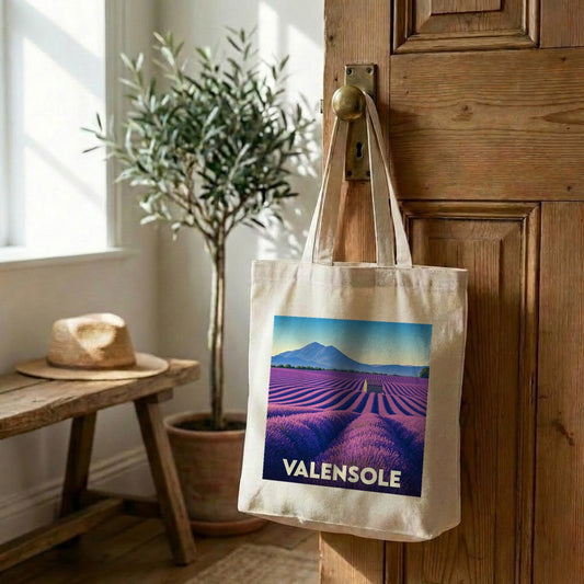 Tote bag souvenir de la ville de Valensole avec une illustration stylisée d'un champ de lavande.