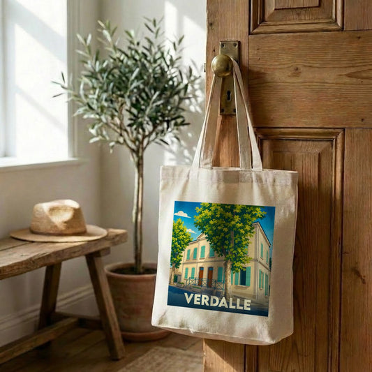 Tote bag souvenir de la ville de Verdalle avec une illustration stylisée d'un bâtiment typique.