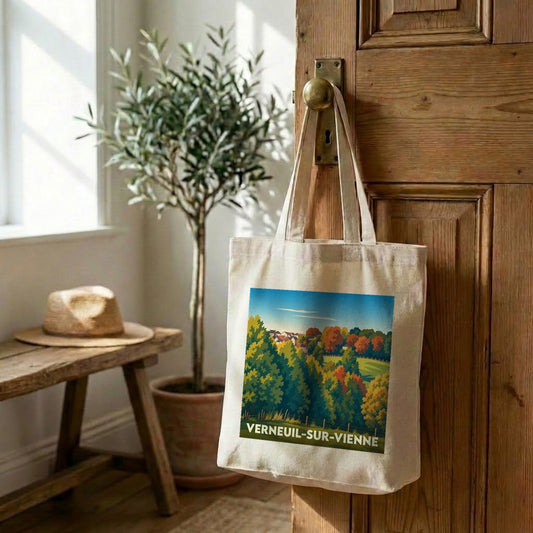 Tote bag souvenir de la ville de Verneuil-sur-Vienne avec une illustration paysagère colorée.