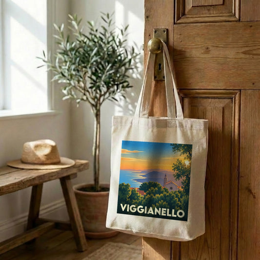 Tote bag souvenir de la ville de Viggianello avec une illustration de paysage au coucher du soleil.