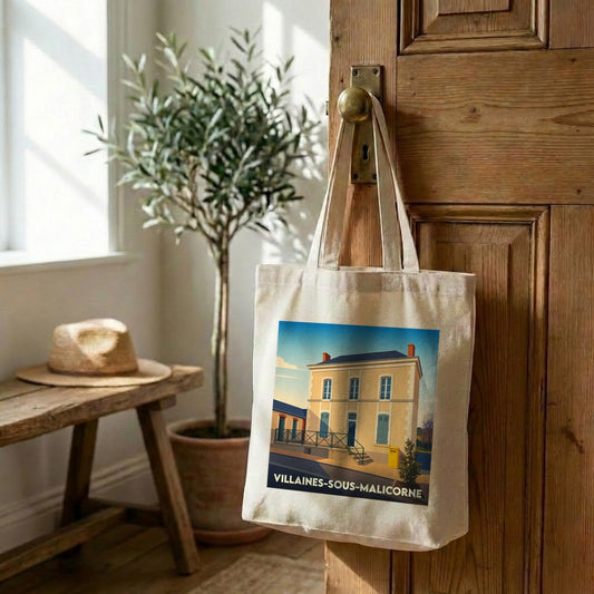 Tote bag souvenir de la ville de Villaines-sous-Malicorne avec une illustration stylisée.