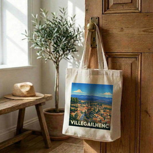 Tote bag souvenir de la ville de Villegailhenc avec une illustration de paysage stylisée.