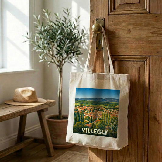 Tote bag souvenir de la ville de Villegly avec une illustration paysagère stylisée.