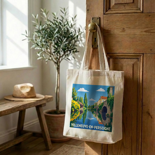 Tote bag souvenir de la ville de Villeneuve-en-Perseigne avec une illustration stylisée.