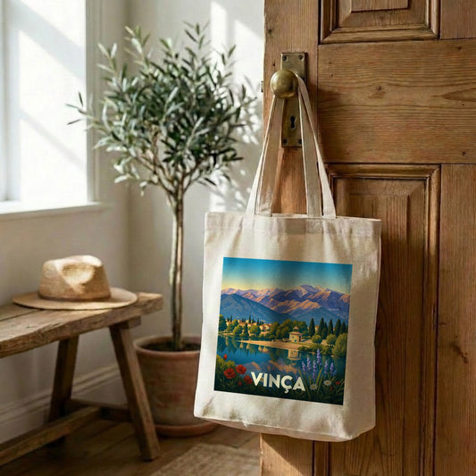 Tote bag souvenir de la ville de Vinça avec une illustration stylisée de son lac et des montagnes.